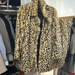 Selling because I don’t wear anymore, forever 21 coat